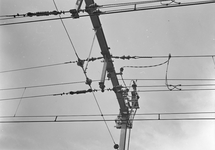 166463 Afbeelding van de ophanging van de bovenleiding van de spoorlijn te Essen (België).